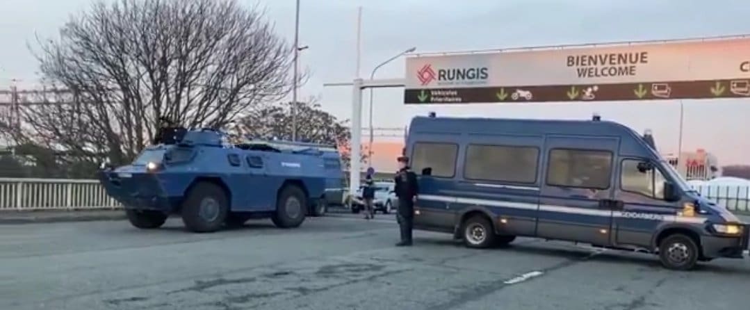 You are currently viewing Colère des agriculteurs : Le gouvernement déploie un important dispositif comprenant des blindés