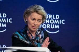 Lire la suite à propos de l’article Ursula Von Der Leyen souhaite combattre la désinformation sur l’Holocauste et bascule dans le révisionnisme historique