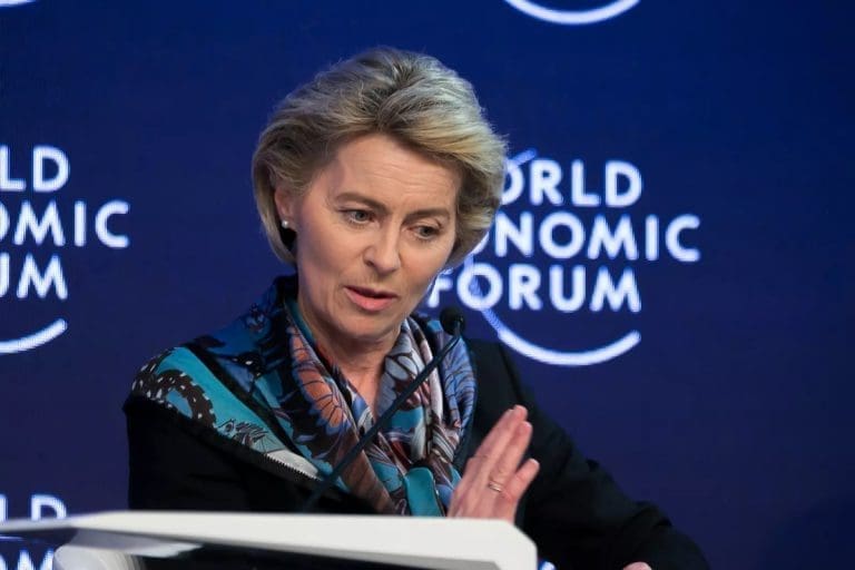 Lire la suite à propos de l’article Ursula Von Der Leyen souhaite combattre la désinformation sur l’Holocauste et bascule dans le révisionnisme historique