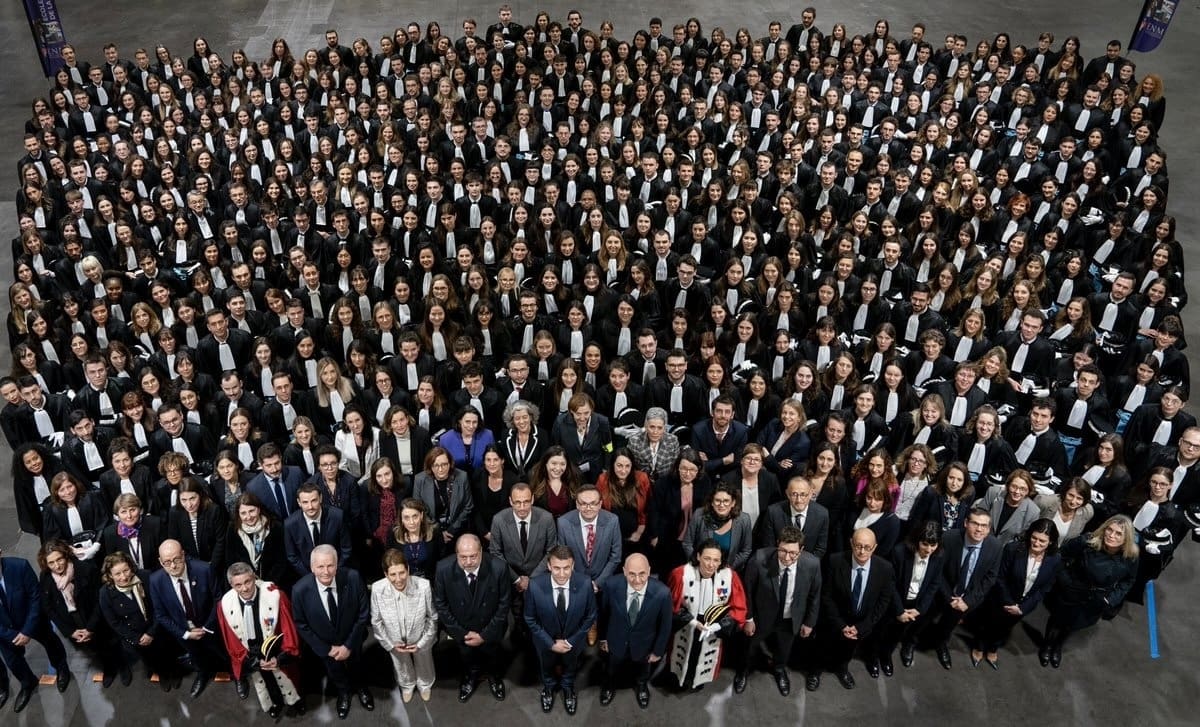 You are currently viewing Bordeaux : Emmanuel Macron appelle à une justice plus rapide devant les futurs magistrats