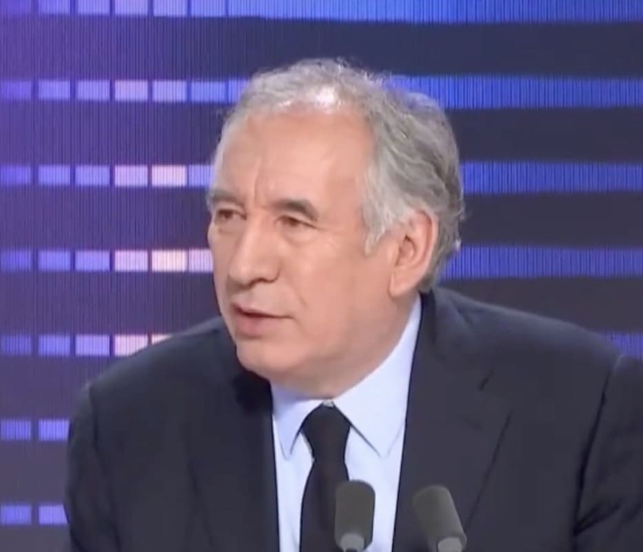 You are currently viewing François Bayrou refuse le ministère des Armées et se projette en 2027