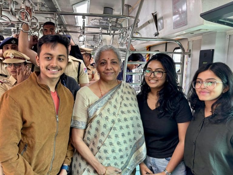Lire la suite à propos de l’article Inde : Les contributeurs du FEM, Narendra Modi et Nirmala Sitharaman font la promo des transports en commun