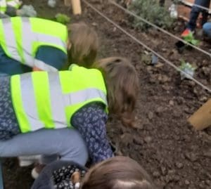 Lire la suite à propos de l’article Lyon : Les scolaires participent à la plantation d’arbres sur la place Commandant Arnaud dans le 4e