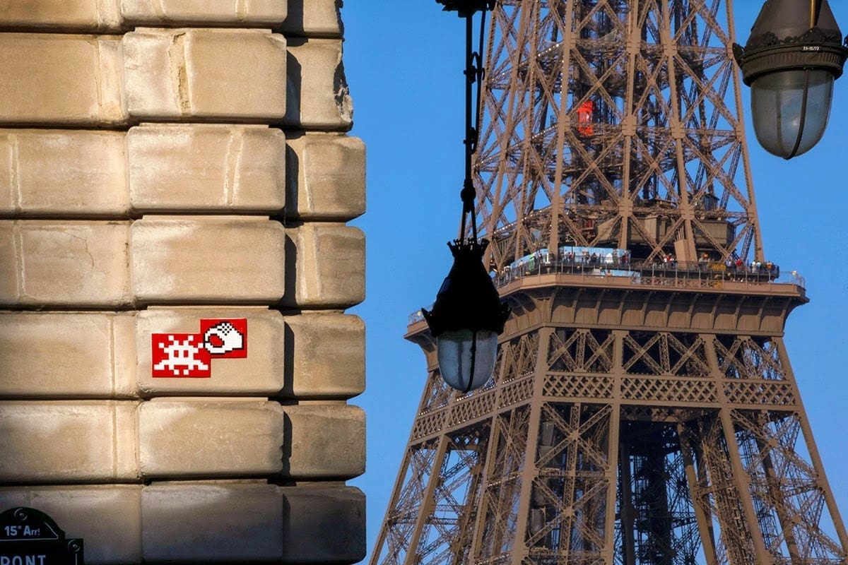 You are currently viewing Paris : Invader transforme un immeuble parisien en station spatiale