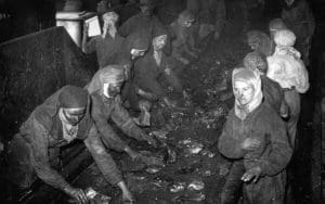 Lire la suite à propos de l’article Saint-Etienne : Hommage aux Clâpeuses, les gardiennes du Charbon