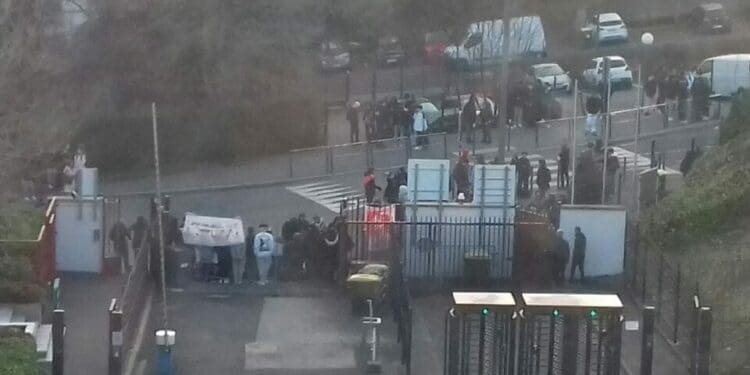 Lire la suite à propos de l’article Saint-Etienne : Le Lycée Jean Monnet est bloqué