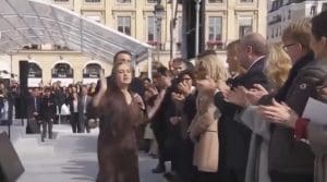 Lire la suite à propos de l’article Catherine Ringer esquive Emmanuel Macron après la cérémonie du 8 mars