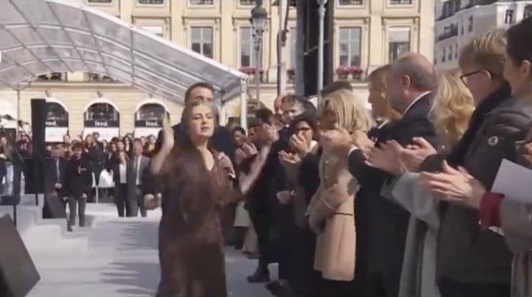 Lire la suite à propos de l’article Catherine Ringer esquive Emmanuel Macron après la cérémonie du 8 mars