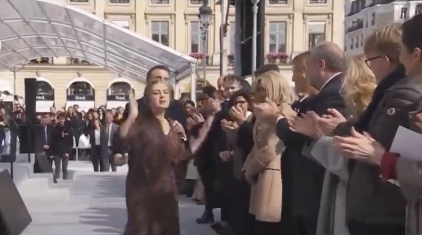 You are currently viewing Catherine Ringer esquive Emmanuel Macron après la cérémonie du 8 mars
