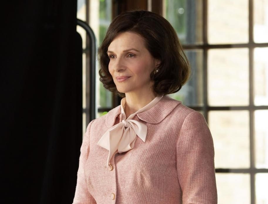 You are currently viewing Juliette Binoche explore la complexité de Coco Chanel et sa relation avec le Duc de Westminster dans ‘The New Look’