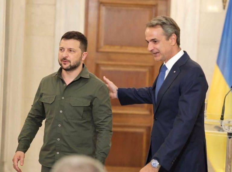 Lire la suite à propos de l’article Ukraine : Frappe russe à Odessa lors de la rencontre entre les contributeurs du FEM,  Zelensky et Mitsotakis