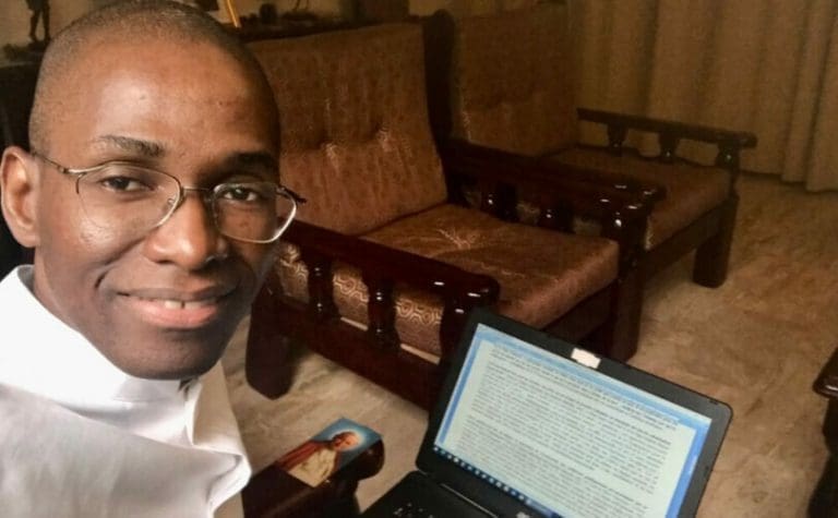 Lire la suite à propos de l’article Un prêtre confronté à un procès au Vatican pour ses critiques envers le contributeur du FEM, le pape François