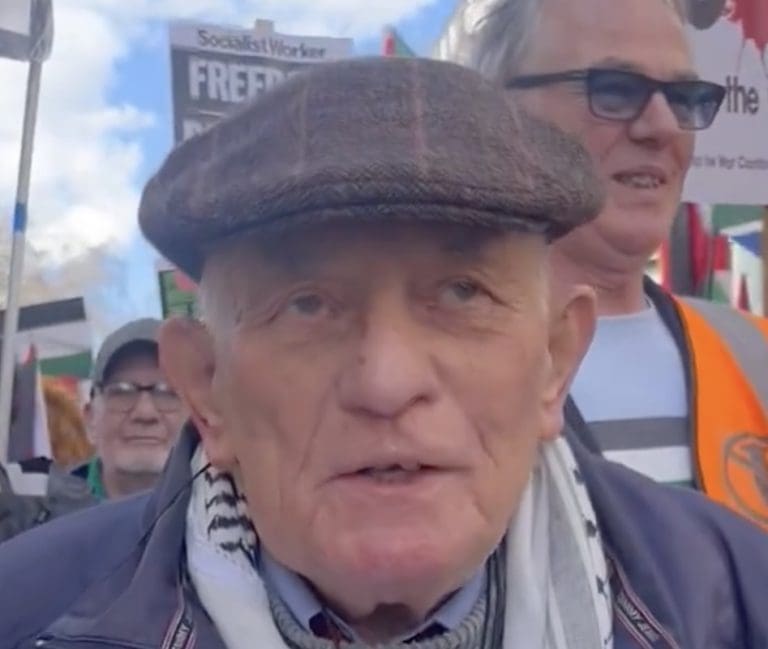 Lire la suite à propos de l’article « Le génocide israélien à Gaza n’est pas commis en mon nom », Stephen Kapos, survivant de l’Holocauste