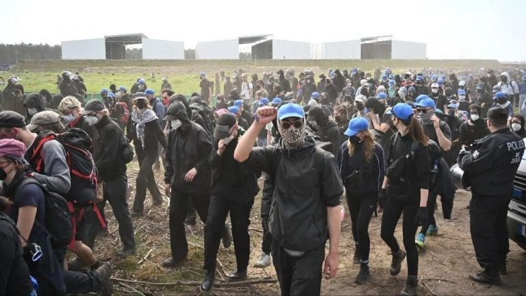 Lire la suite à propos de l’article Allemagne : L’Usine Tesla ciblée par des activistes