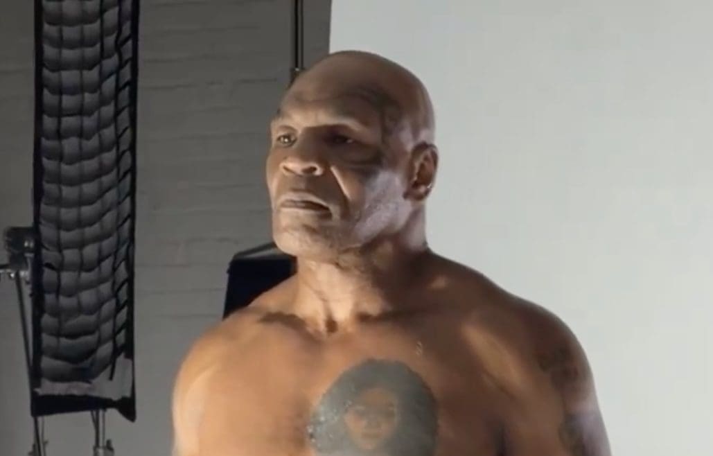 You are currently viewing Boxe : Mike Tyson dévoile un physique impressionnant à 57 ans avant son retour spectaculaire sur le ring