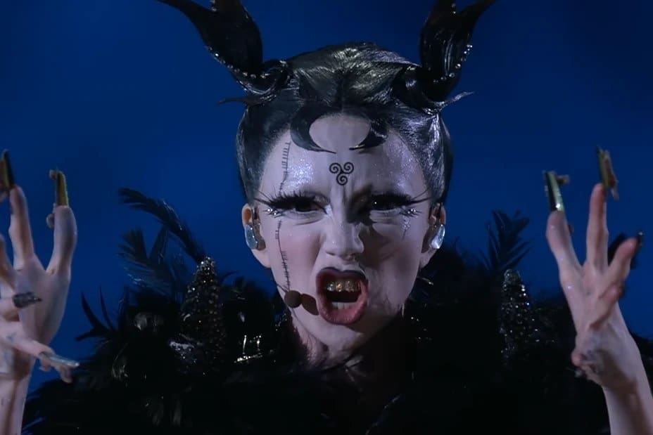 You are currently viewing Eurovision 2024 : Bambie Thug, la sorcière queer Irlandaise, suscite la polémique