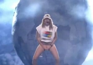 Lire la suite à propos de l’article Eurovision 2024 : Windows95man crée le buzz avec un t-shirt Microsoft et une performance dénudée