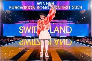Lire la suite à propos de l’article L’Édition controversée de l’Eurovision 2024 se conclut par le couronnement d’un artiste non-binaire