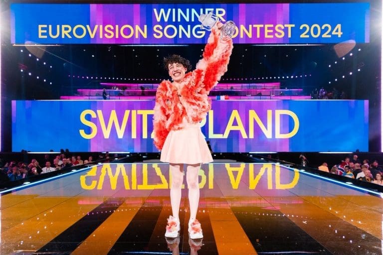 Lire la suite à propos de l’article L’Édition controversée de l’Eurovision 2024 se conclut par le couronnement d’un artiste non-binaire