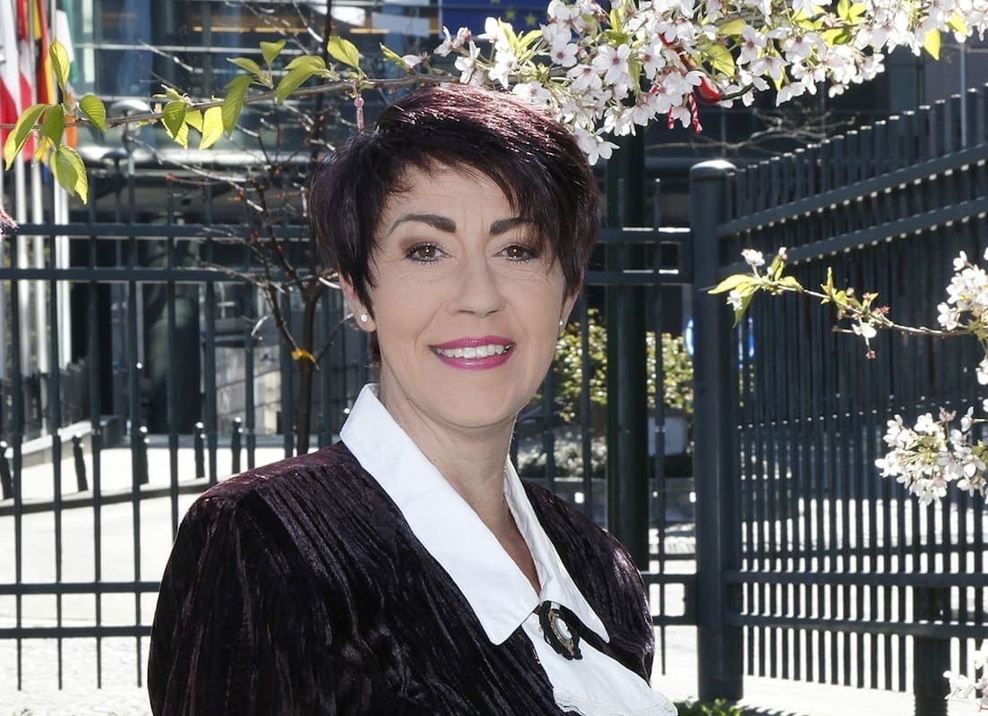 You are currently viewing L’eurodéputée allemande, Christine Anderson, critique le refus d’Ursula Von der Leyen et d’Albert Bourla de répondre au Comité COVID sur le « Pfizergate »