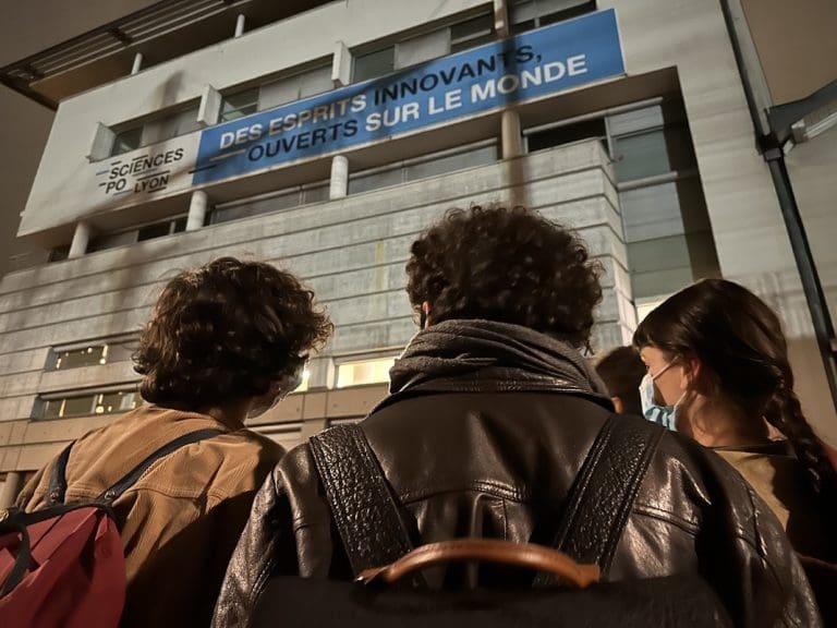 Lire la suite à propos de l’article Lyon : Des étudiants bloquent science Po’ et reçoivent le soutien des Insoumis