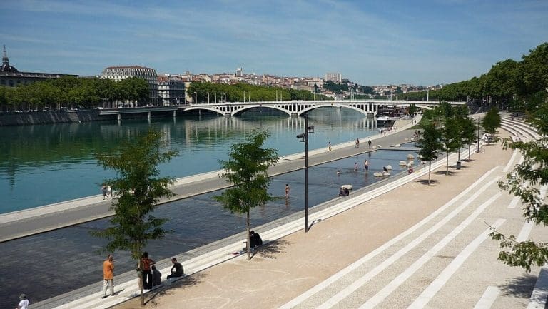 Lire la suite à propos de l’article Lyon : La Ville annonce l’expérimentation de la baignade dans le Rhône et d’autres solutions pour s’adapter aux fortes chaleurs