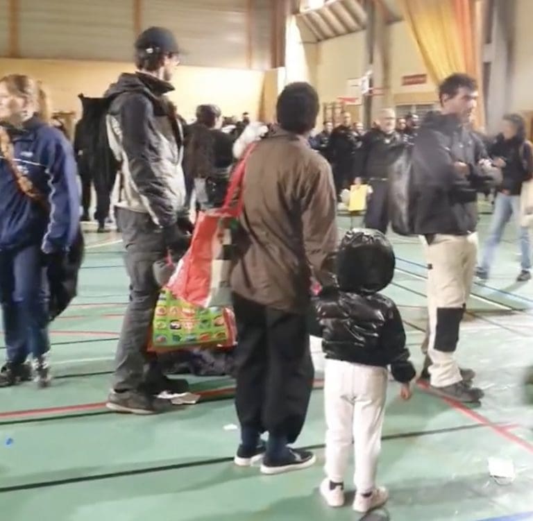Lire la suite à propos de l’article Lyon confrontée à une crise humanitaire : Expulsion controversée de femmes et enfants d’un gymnase