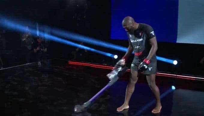 Lire la suite à propos de l’article MMA : Doumbè fait le ménage et s’impose par TKO au premier round