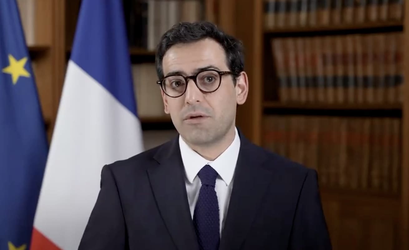You are currently viewing Stéphane Séjourné réaffirme l’engagement de son gouvernement en faveur de la liberté de la presse alors qu’elle ne s’est rarement aussi mal portée