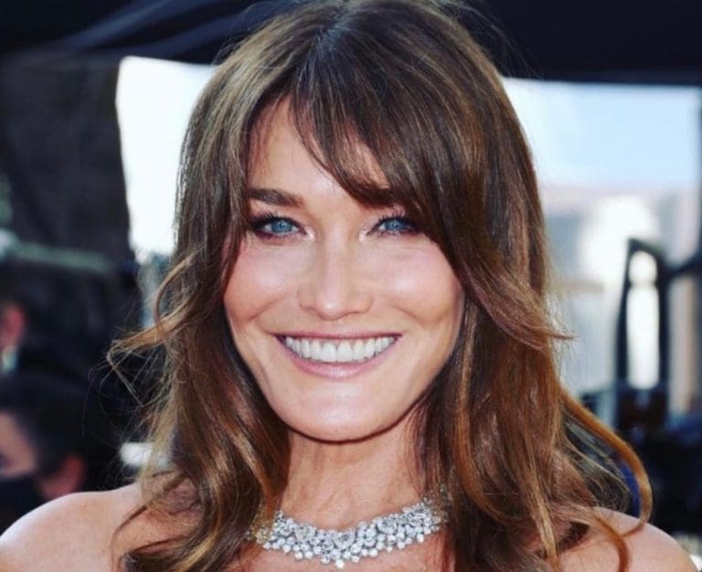Lire la suite à propos de l’article Carla Bruni ambassadrice de l’élite mondialiste chante en tenue de serveuse dans sa cuisine