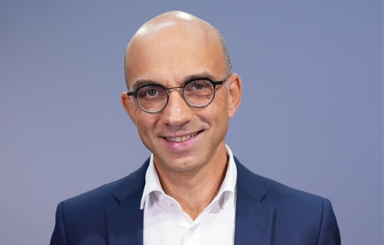 You are currently viewing Emmanuel Kessler prend la tête de LCP, un retour bien ficelé dans le paysage médiatique français