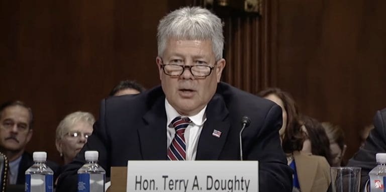 Lire la suite à propos de l’article Etats-unis : Un juge bloque les protections de Biden pour les étudiants LGBT dans quatre états