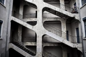 Lire la suite à propos de l’article La Cour des Voraces à Lyon : Entre héritage ouvrier et influence Maçonnique