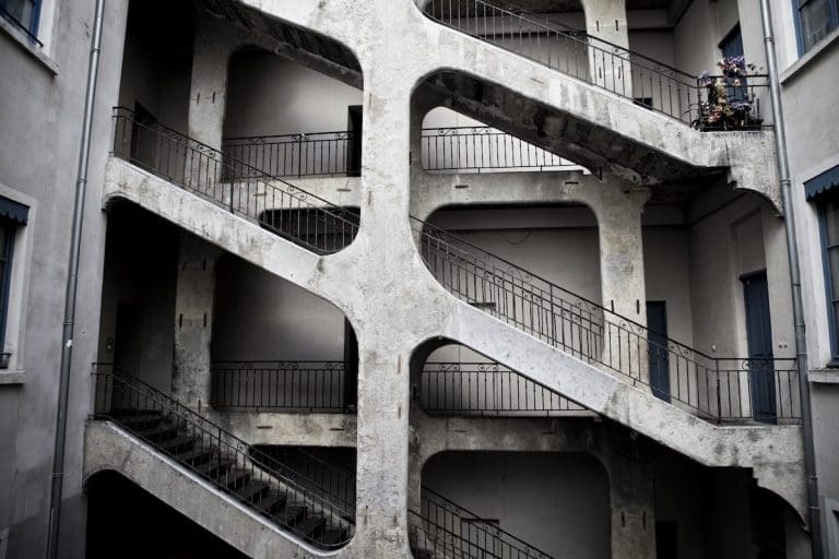 Lire la suite à propos de l’article La Cour des Voraces à Lyon : Entre héritage ouvrier et influence Maçonnique