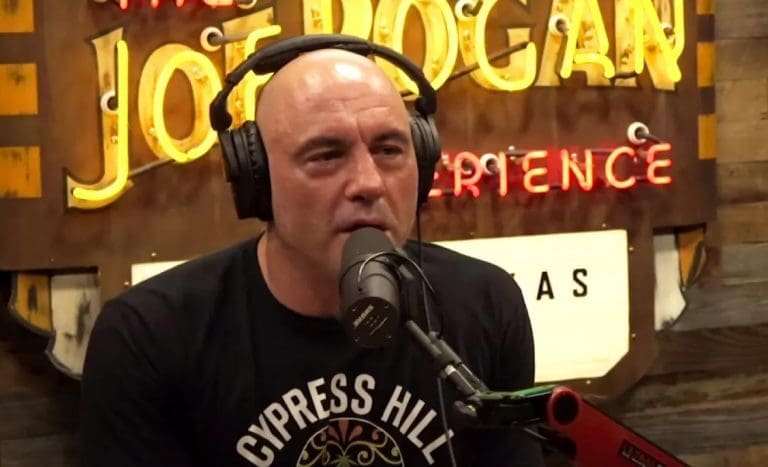 Lire la suite à propos de l’article Les podcasts américains “complotistes” cartonnent sur Spotify