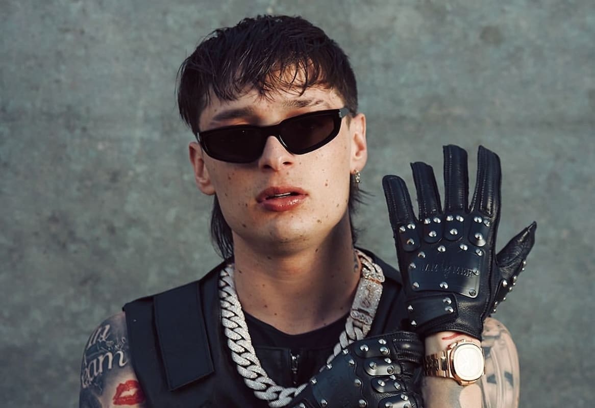 You are currently viewing Mexique : Peso Pluma invoque Steve Jobs pour des batteries durables et déclenche un Buzz Viral