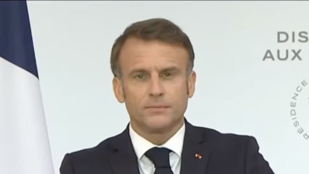 You are currently viewing Emmanuel Macron appelle les armées à se tenir « prêtes » lors de son discours à l’Hôtel de Brienne