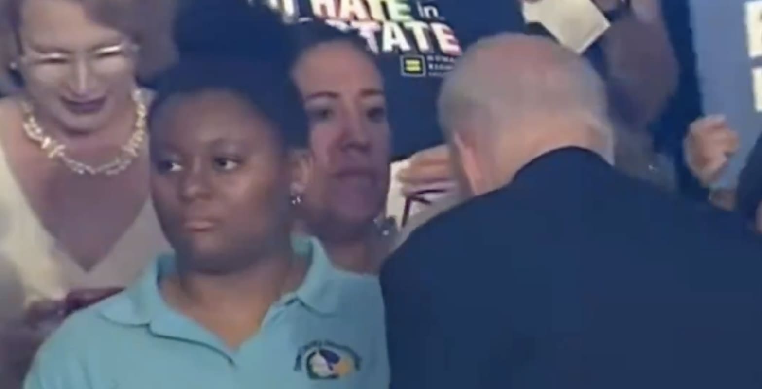 You are currently viewing Joe Biden accusé de snober une militante Noire : Une nouvelle polémique secoue le Parti Démocrate