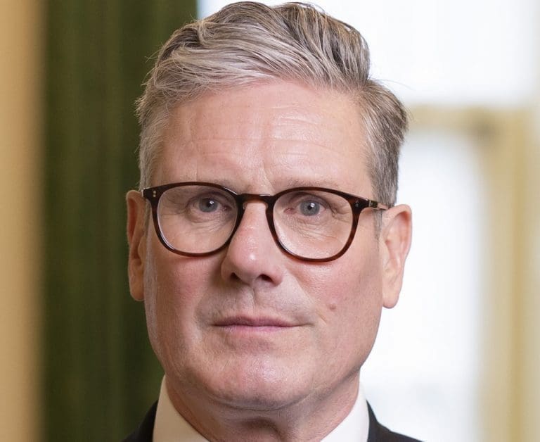Lire la suite à propos de l’article Keir Starmer : L’ascension au sein du Parti travailliste grâce à la lutte contre l’antisémitisme et une garde féminine rapprochée