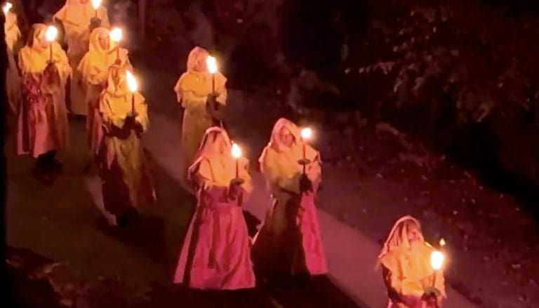 Lire la suite à propos de l’article La société secrète élitiste du Bohemian Grove : Entre vénération de la chouette et rituels obscurs