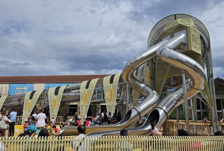 Lire la suite à propos de l’article Lyon : Caterpilou, une nouvelle aire de jeux monumentale ouvre à la Confluence