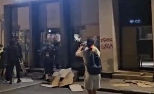 Lire la suite à propos de l’article Lyon : Un Mac Do vandalisé par l’Ultra-Gauche