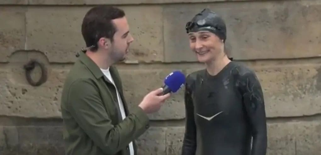 You are currently viewing Paris : La baignade pathétique d’Amélie Oudéa-Castéra dans la Seine