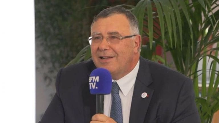 Lire la suite à propos de l’article Le PDG de Totalenergies s’oppose à une hausse du Smic à 1.600 euros