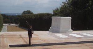 Lire la suite à propos de l’article Donald Trump et l’incident au cimetière militaire d’Arlington : Un faux pas politique ?