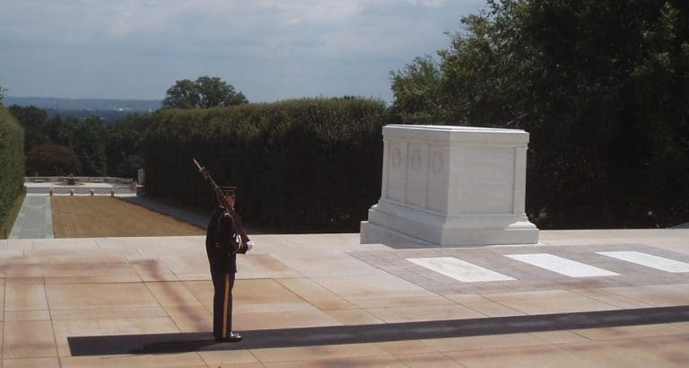 Lire la suite à propos de l’article Donald Trump et l’incident au cimetière militaire d’Arlington : Un faux pas politique ?