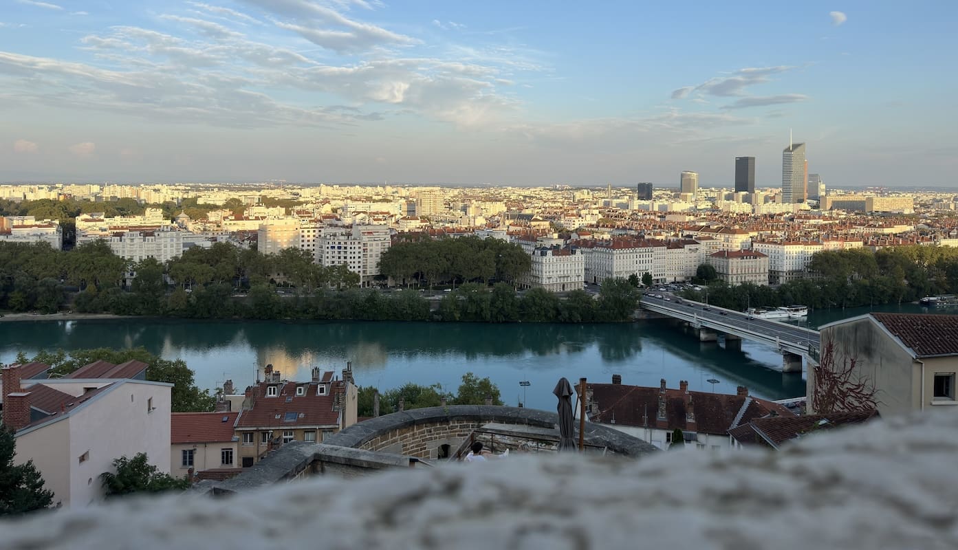 You are currently viewing Lyon : L’Hôtel Fort Saint-Laurent dévoile sa terrasse avec vue imprenable sur la ville