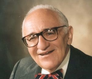 Lire la suite à propos de l’article Murray Rothbard : Théoricien iconoclaste de l’anarcho-capitalisme et du libertarianisme