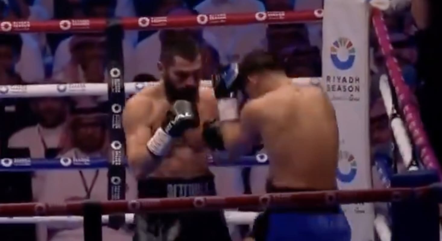 You are currently viewing Boxe : Artur Beterbiev bat Dmitry Bivol et devient champion unifié des Mi-Lourds