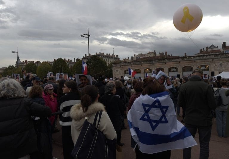 Lire la suite à propos de l’article Hommage à Lyon : Un millier de personnes rassemblées pour commémorer les victimes des attentats du 7 octobre 2023